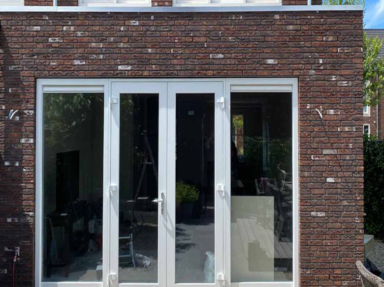 Afwerking stenen aanbouw